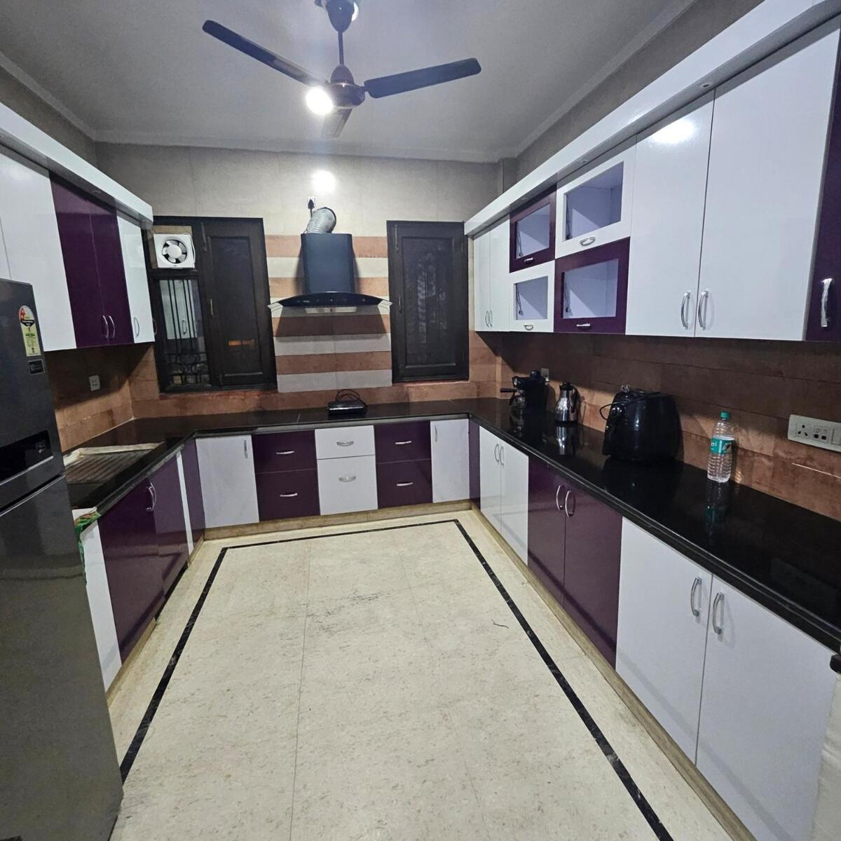 Away A Spacious Abode Apartment *