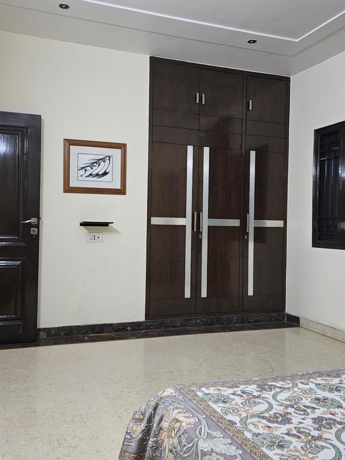 Away A Spacious Abode * New Delhi
