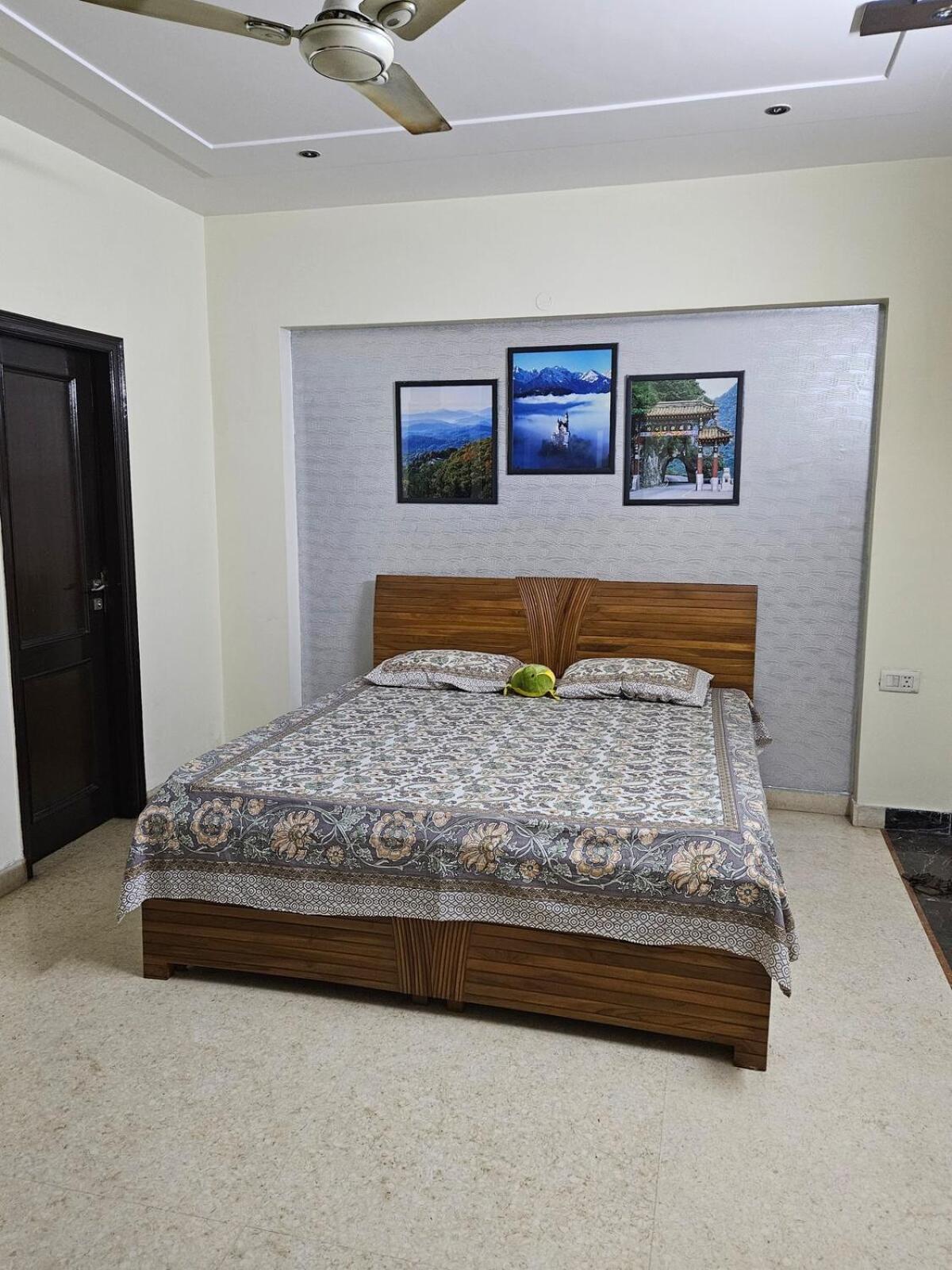 Away A Spacious Abode Apartment New Delhi