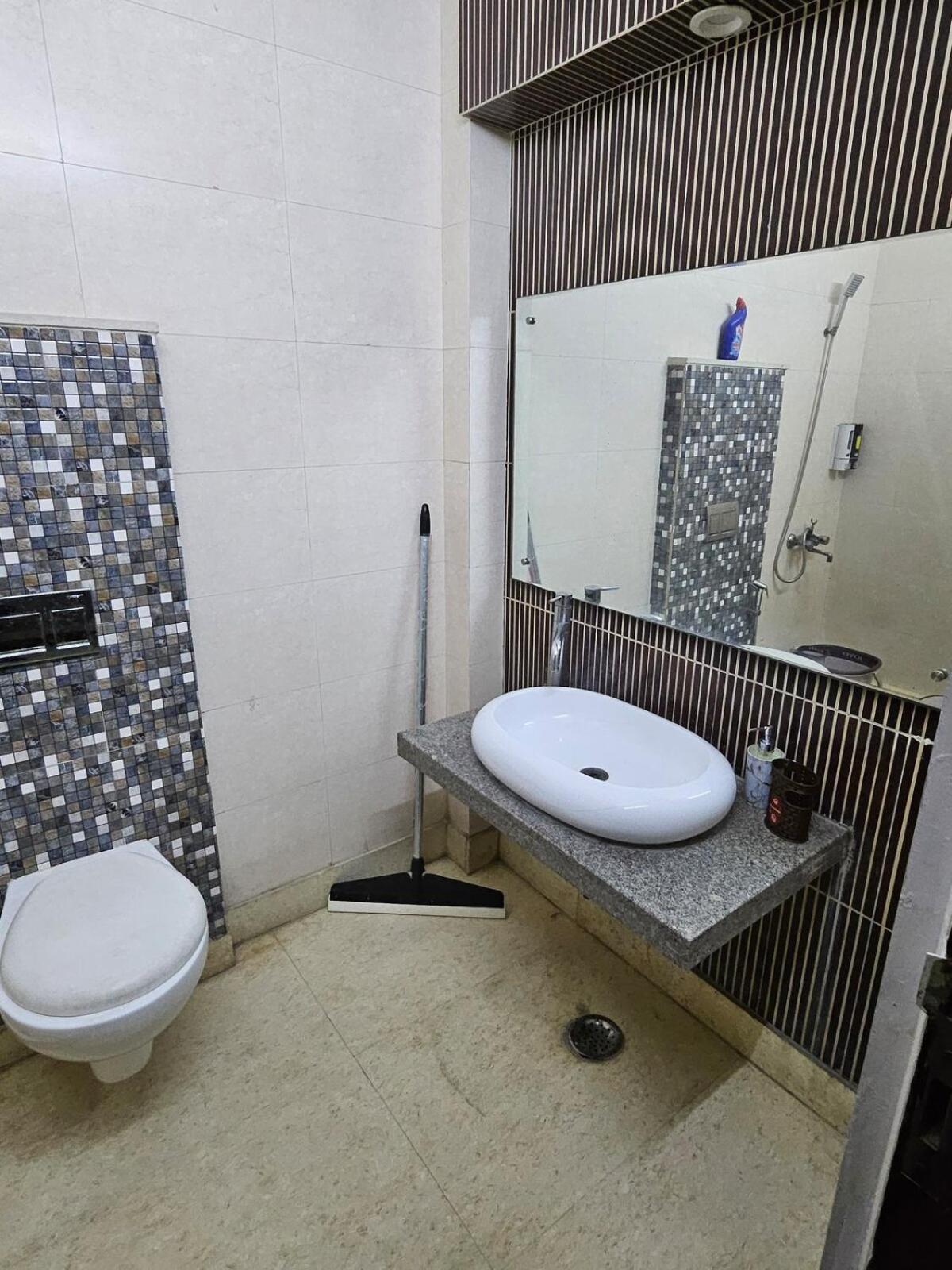 Apartment Away A Spacious Abode New Delhi